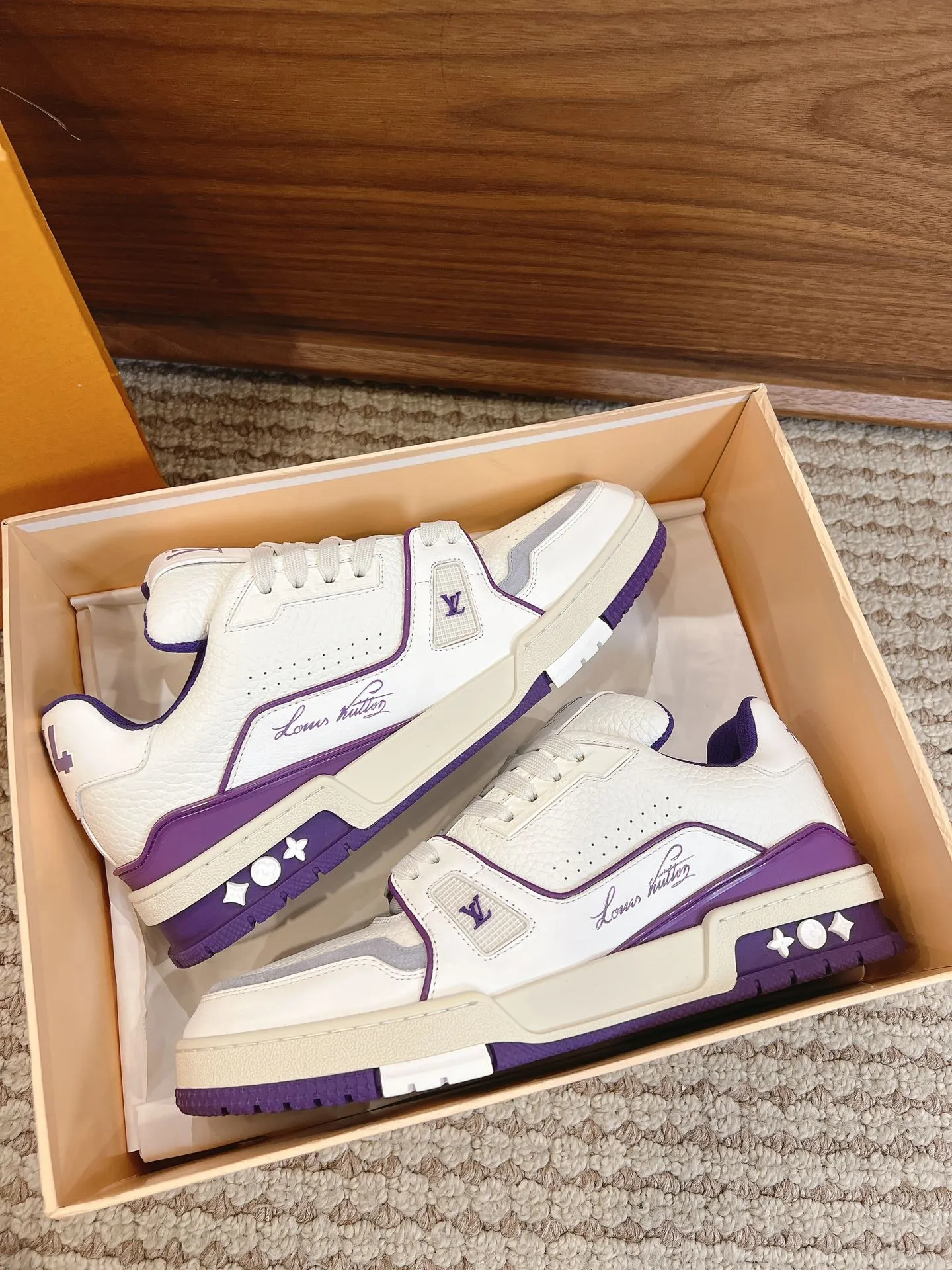 👟👟Ex-factory price 840👟👟 Dongguan high-end supply top version LV-Louis Vuitton 2022 catwalk new style, original 1:1 developed replica! ! It is very comfortable to wear on the foot. It is made of fine workmanship. The upper is spliced ​​with calfskin imported from Italy. The side is decorated with the brand's LOGO and signature. The cowhide foot pads are lined with mesh, making the foot feel super comfortable. The original two-color TPU combination outsole is specially provided by the original factory. Packing process: Goodyear stitching and overlocking Size: 35-44 standard size
